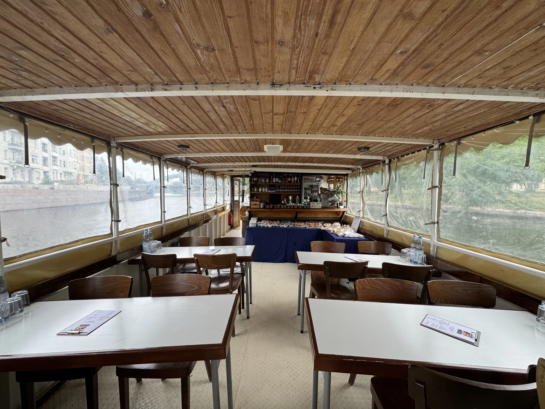 Salon der MS Vera mit Blick zur Bar